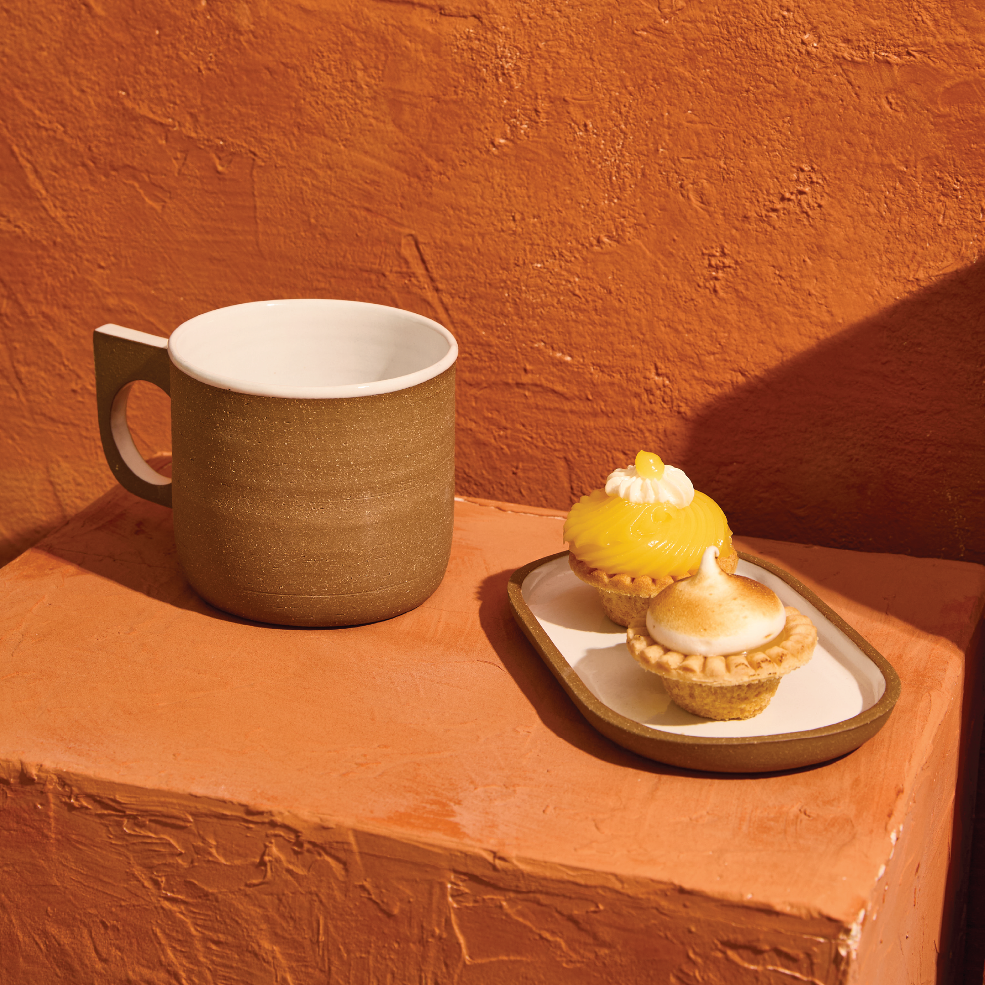 Short Slab Handle Mug - Dark Brown Stoneware / White Gloss